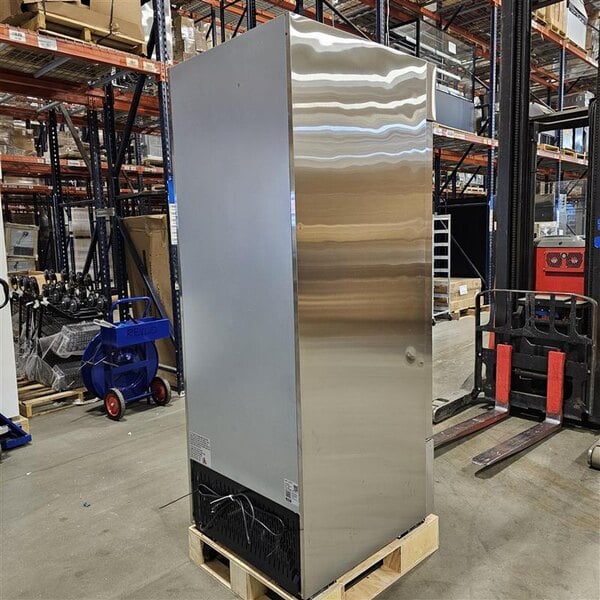 Scratch and Dent Avantco A-23F-HC 29" Solid Door Reach-In Freezer