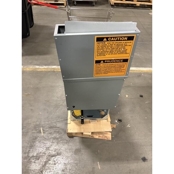 Scratch and Dent Avantco F4-ES-P 45-50 lb. Liquid Propane Stainless Steel Floor Fryer - 85,000 BTU