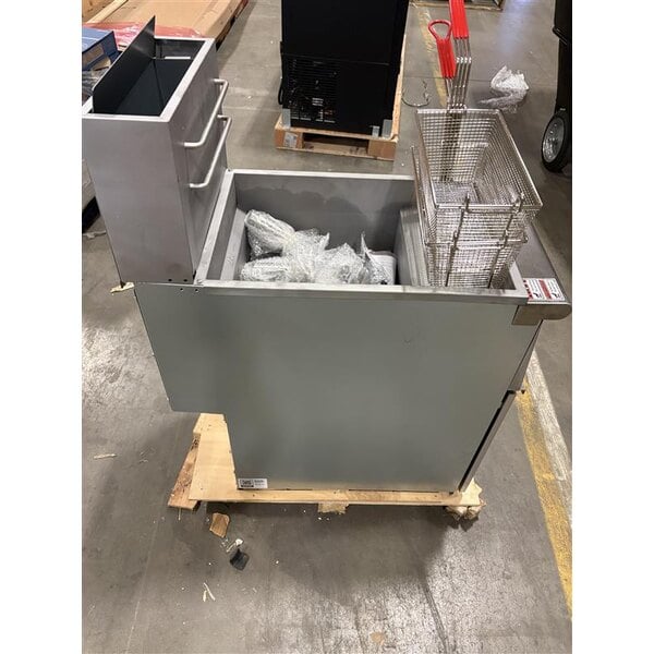 Scratch and Dent Avantco F4-ES-P 45-50 lb. Liquid Propane Stainless Steel Floor Fryer - 85,000 BTU