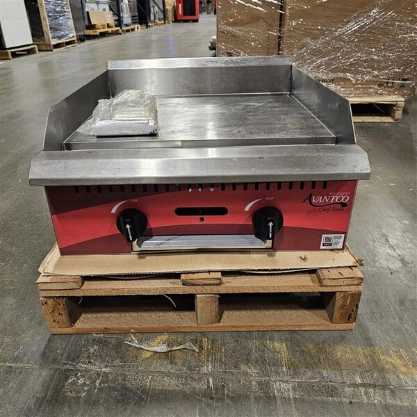 Scratch and Dent Avantco Chef Series CAG-24-MG 24" Countertop Gas Griddle with Manual Controls - 60,000 BTU