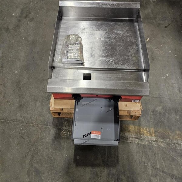 Scratch and Dent Avantco Chef Series CAG-24-MG 24" Countertop Gas Griddle with Manual Controls - 60,000 BTU