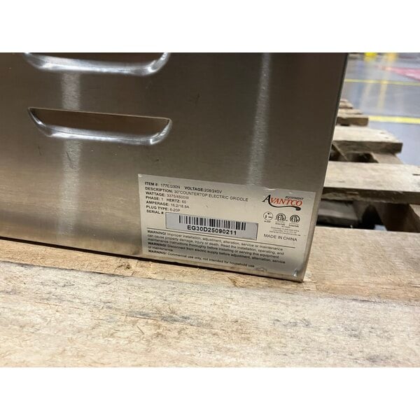 Scratch and Dent Avantco EG30N 30" Electric Countertop Griddle - 208/240V, 3375W-4500W
