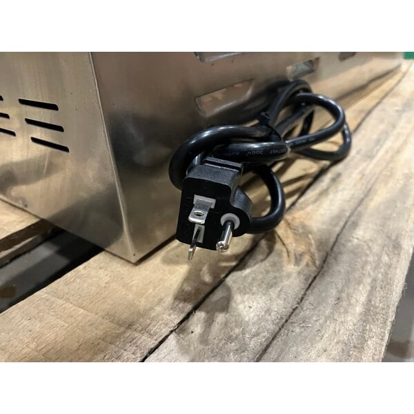 Scratch and Dent Avantco EG30N 30" Electric Countertop Griddle - 208/240V, 3375W-4500W