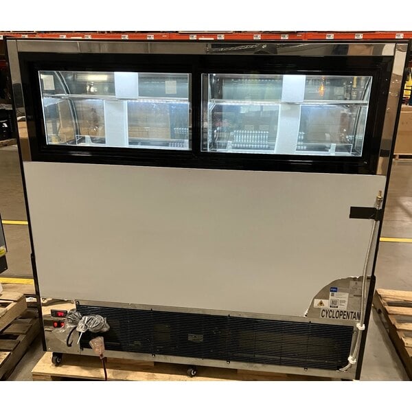Scratch and Dent Avantco CAC-60 59 1/8" Black Curved Dual Service Refrigerated Air Curtain Merchandiser - 115V