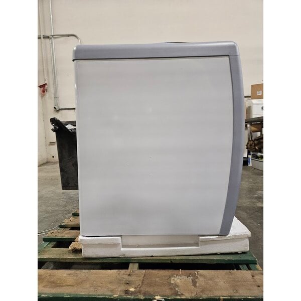 Scratch and Dent Avantco DFF9-HCL 39" Customizable Flat Top Display Ice Cream Freezer