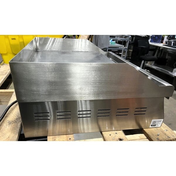 Scratch and Dent Avantco EG24N 24" Electric Countertop Griddle - 208/240V, 2675W-3560W