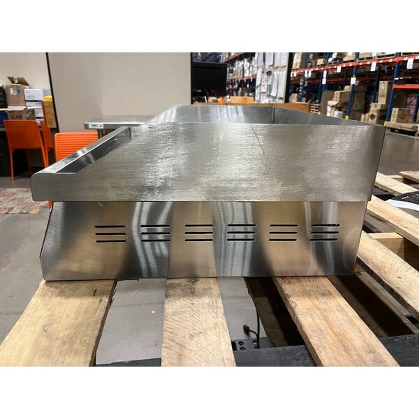 Scratch and Dent Avantco EG24N 24" Electric Countertop Griddle - 208/240V, 2675W-3560W