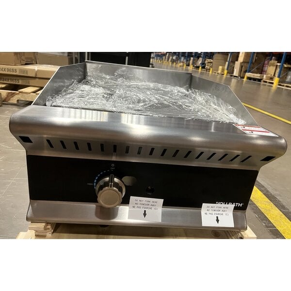 Scratch and Dent Vollrath GGMDM-18 18" Medium-Duty Countertop Griddle with Manual Controls - 28,000 BTU