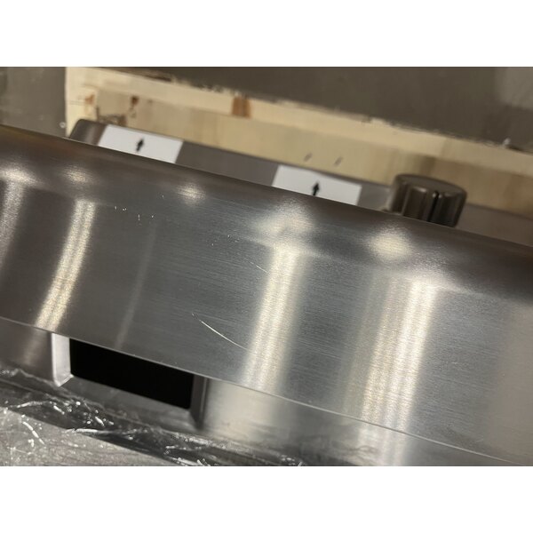 Scratch and Dent Vollrath GGMDM-18 18" Medium-Duty Countertop Griddle with Manual Controls - 28,000 BTU