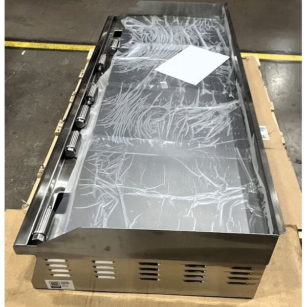 Scratch and Dent Avantco EG60C 60" Electric Countertop Griddle - 208V, 17,500W