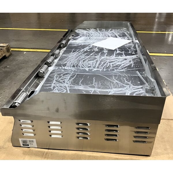 Scratch and Dent Avantco EG60C 60" Electric Countertop Griddle - 208V, 17,500W