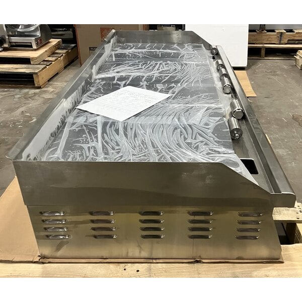 Scratch and Dent Avantco EG60C 60" Electric Countertop Griddle - 208V, 17,500W