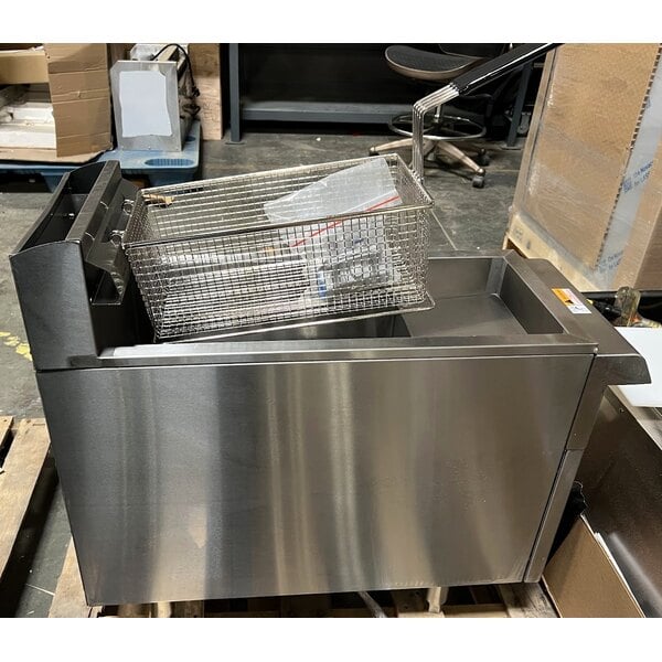 Scratch and Dent Cooking Performance Group FCPG15 Natural Gas 15 lb. Countertop Fryer - 26,500 BTU