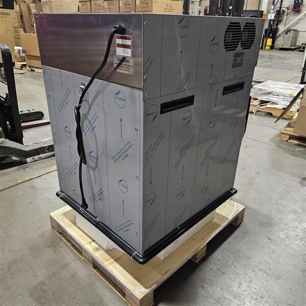 Scratch and Dent Cooking Performance Group SlowPro CHSP1SM Cook and Hold Oven with Smoker Feature - 208/240V, 2250/3000W