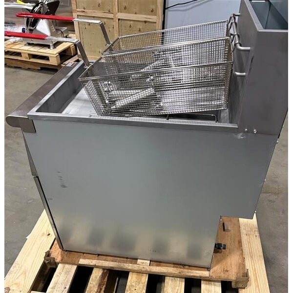 Scratch and Dent Avantco FF100 Natural Gas 70-100 lb. Stainless Steel Tube Floor Fryer - 150,000 BTU
