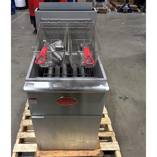 Scratch and Dent Avantco FF100 Natural Gas 70-100 lb. Stainless Steel Tube Floor Fryer - 150,000 BTU