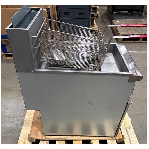 Scratch and Dent Avantco FF100 Natural Gas 70-100 lb. Stainless Steel Tube Floor Fryer - 150,000 BTU