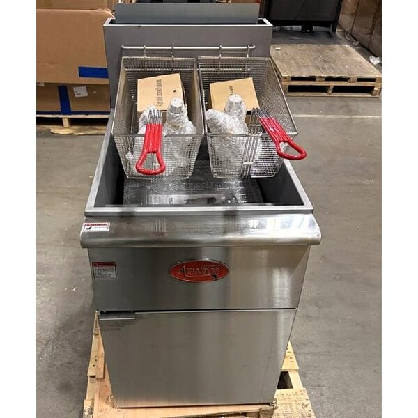 Scratch and Dent Avantco FF100 Natural Gas 70-100 lb. Stainless Steel Tube Floor Fryer - 150,000 BTU