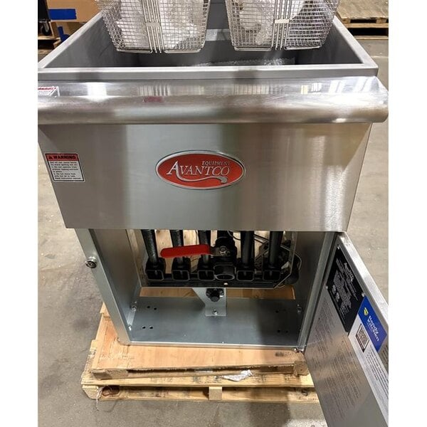 Scratch and Dent Avantco FF100 Natural Gas 70-100 lb. Stainless Steel Tube Floor Fryer - 150,000 BTU