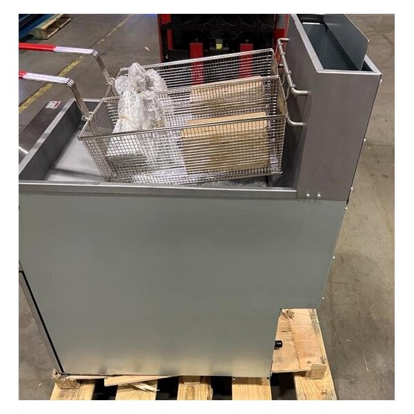 Scratch and Dent Avantco FF100 Natural Gas 70-100 lb. Stainless Steel Tube Floor Fryer - 150,000 BTU