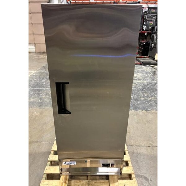 Scratch and Dent Avantco A-12R-HC 25" Solid Door Reach-In Refrigerator