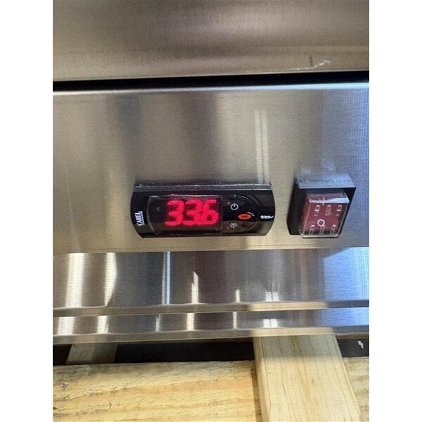 Scratch and Dent Avantco A-12R-HC 25" Solid Door Reach-In Refrigerator