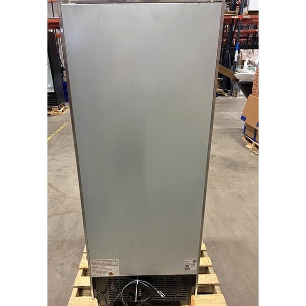 Scratch and Dent Avantco A-12R-HC 25" Solid Door Reach-In Refrigerator