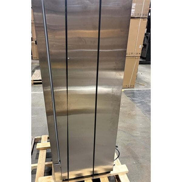 Scratch and Dent Avantco A-12R-HC 25" Solid Door Reach-In Refrigerator