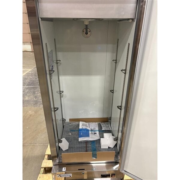 Scratch and Dent Avantco A-12R-HC 25" Solid Door Reach-In Refrigerator