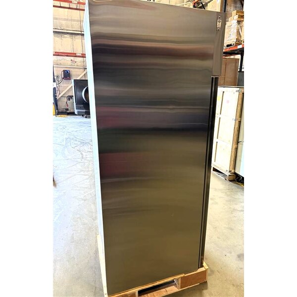 Scratch and Dent Avantco Z1-R-HC 29" Solid Door Stainless Steel Reach-In Refrigerator