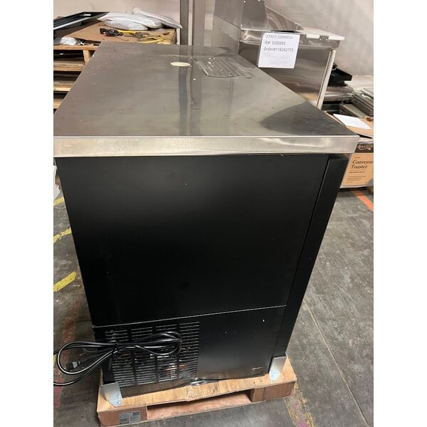 Scratch and Dent Avantco UDD-48-HC Double Tap Kegerator Beer Dispenser - Black, (2) 1/2 Keg Capacity