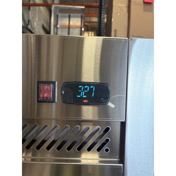 Scratch and Dent Avantco Z1-R-HC 29" Solid Door Stainless Steel Reach-In Refrigerator