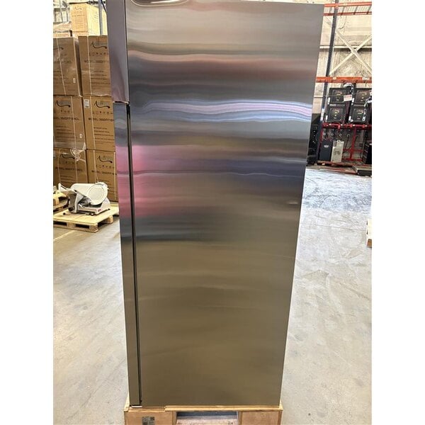 Scratch and Dent Avantco Z1-R-HC 29" Solid Door Stainless Steel Reach-In Refrigerator