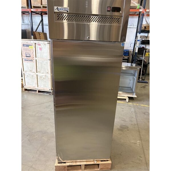 Scratch and Dent Avantco Z1-R-HC 29" Solid Door Stainless Steel Reach-In Refrigerator