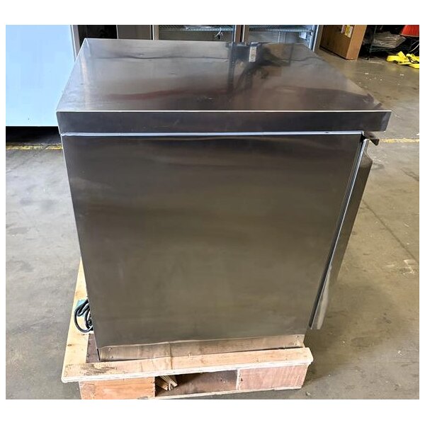 Scratch and Dent Avantco ZUC-27F-HC 27" Front Breathing Undercounter Freezer