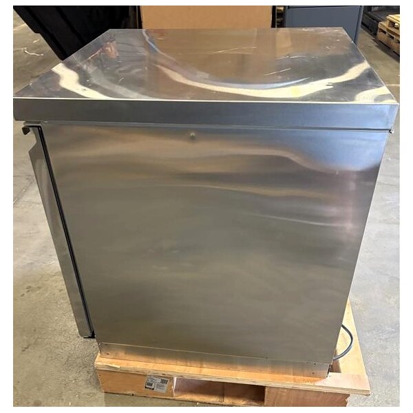 Scratch and Dent Avantco ZUC-27F-HC 27" Front Breathing Undercounter Freezer