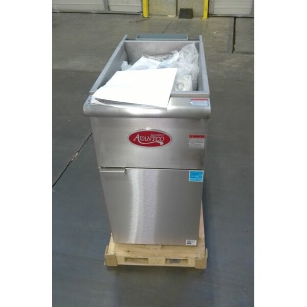Scratch and Dent Avantco F3-ES-N 35-40 lb. Natural Gas Stainless Steel Floor Fryer - 70,000 BTU