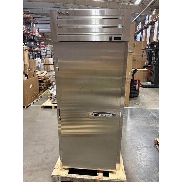 Scratch and Dent True STG1HRI-1S Spec Series 35" Solid Door Roll-In Insulated Heated Holding Cabinet