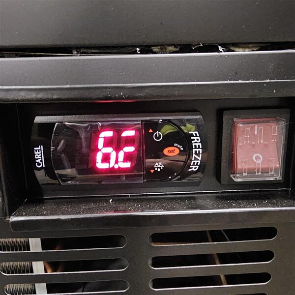 Scratch and Dent Avantco GF25-HC 26" Black Glass Froster / Plate Chiller - 115V