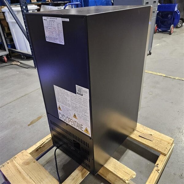 Scratch and Dent AvaValley BRC-78-SZ 78-Can Single Temperature Slim Full Glass Door Beverage Cooler