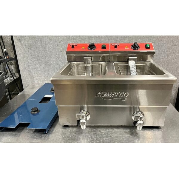 Scratch and Dent Avantco F202 30 lb. Dual Tank Medium-Duty Electric Countertop Fryer - 208-240V, 5400/7200W