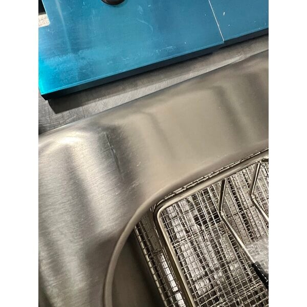 Scratch and Dent Avantco F202 30 lb. Dual Tank Medium-Duty Electric Countertop Fryer - 208-240V, 5400/7200W