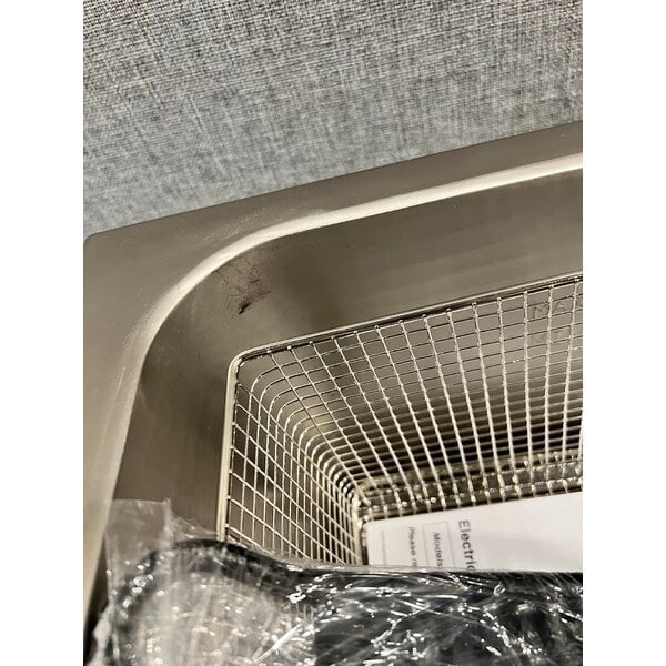 Scratch and Dent Avantco F202 30 lb. Dual Tank Medium-Duty Electric Countertop Fryer - 208-240V, 5400/7200W