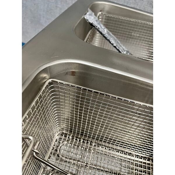 Scratch and Dent Avantco F202 30 lb. Dual Tank Medium-Duty Electric Countertop Fryer - 208-240V, 5400/7200W