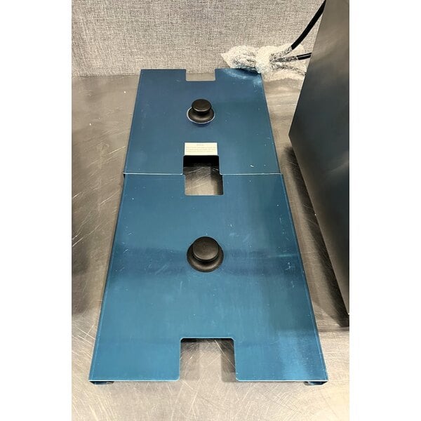 Scratch and Dent Avantco F202 30 lb. Dual Tank Medium-Duty Electric Countertop Fryer - 208-240V, 5400/7200W