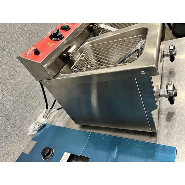 Scratch and Dent Avantco F202 30 lb. Dual Tank Medium-Duty Electric Countertop Fryer - 208-240V, 5400/7200W