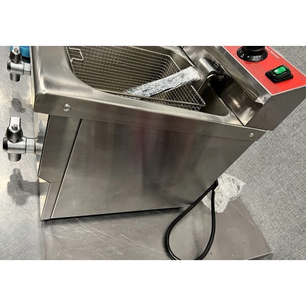 Scratch and Dent Avantco F202 30 lb. Dual Tank Medium-Duty Electric Countertop Fryer - 208-240V, 5400/7200W