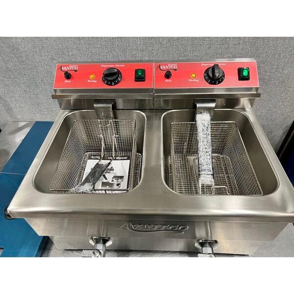 Scratch and Dent Avantco F202 30 lb. Dual Tank Medium-Duty Electric Countertop Fryer - 208-240V, 5400/7200W