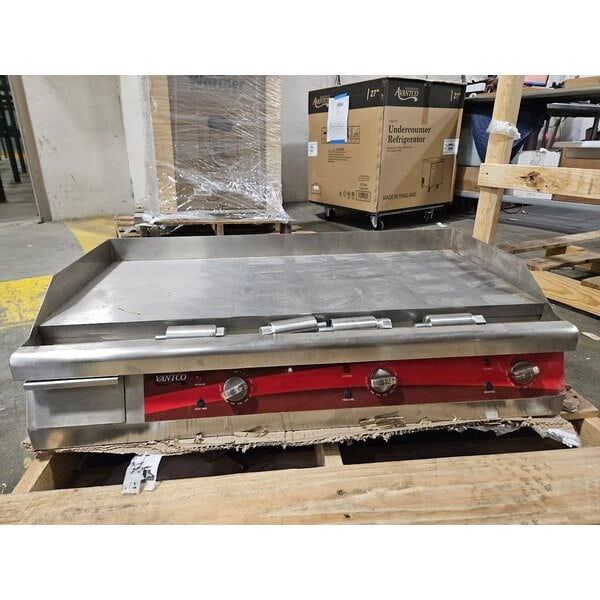 Scratch and Dent Avantco EG36N 36" Electric Countertop Griddle - 208/240V, 7488W-10080W