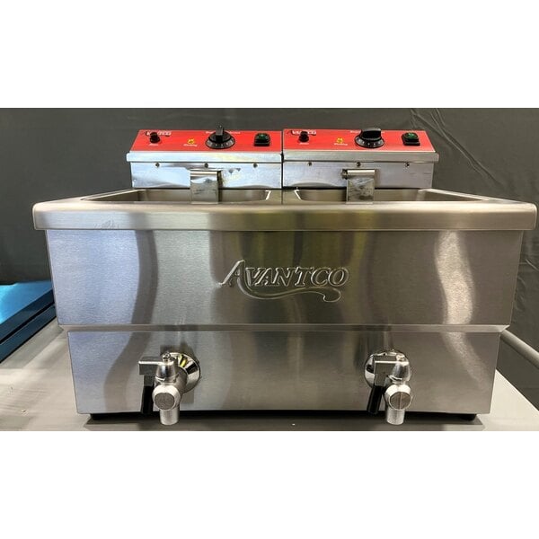 Scratch and Dent Avantco F202 30 lb. Dual Tank Medium-Duty Electric Countertop Fryer - 208-240V, 5400/7200W